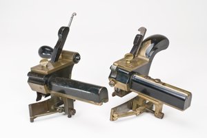 Arados de bússola ajustáveis do fabricante do ônibus, meados do século XIX (madeira, aço inoxidável e aço inoxidável) (ver também 701095)